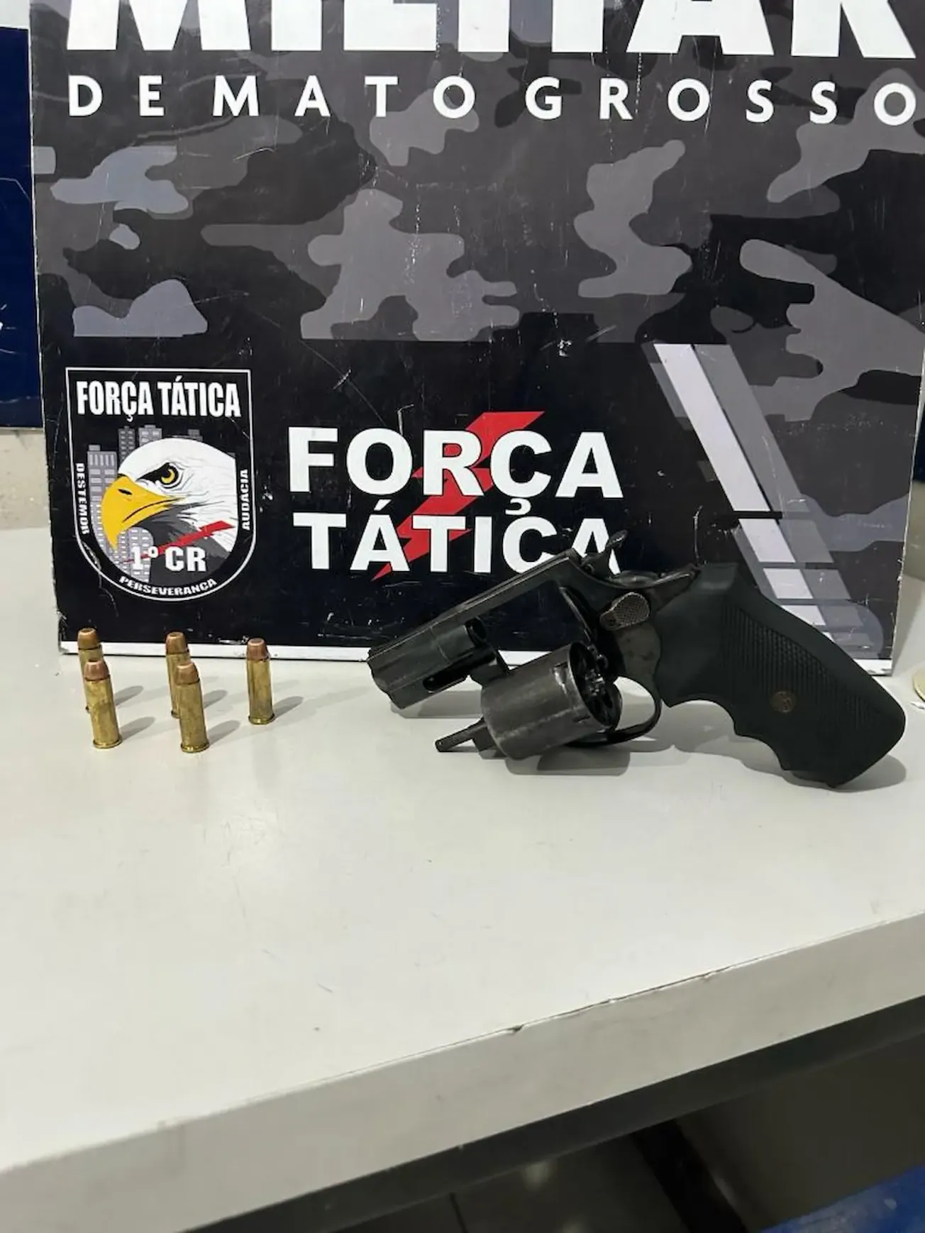 Força Tática prende membros de facção e apreende armas e drogas